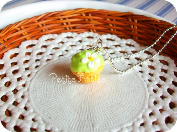 Polymer clay cupcake necklace "Le printemps" in green, polymer clay food