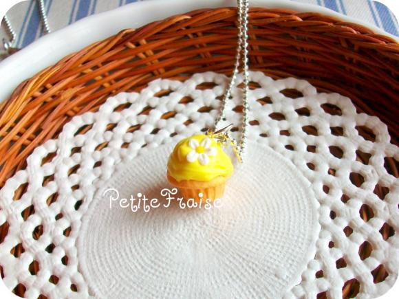 Cupcake necklace "Le printemps" in yellow, polymer clay food