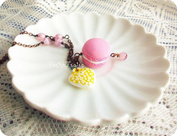 French macaron necklace vintage style "Oh la la Macaron parisien à la fraise", in pink yellow