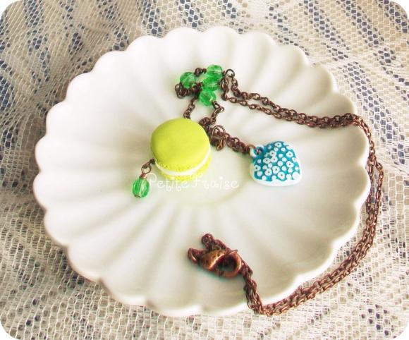 Necklace vintage style "Oh la la Macaron parisien au pistache", french macaron, in yellow green blue